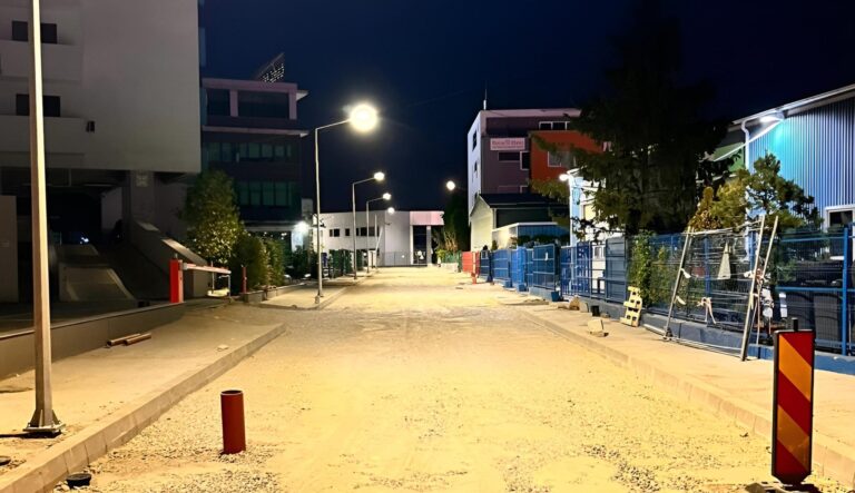 Becuri aprinse pe Amilcar Săndulescu, pentru prima dată în 40 de ani. Ciucu anunță că strada va fi gata curând, bucureșteni din S6 fac o listă cu alte necesități similare