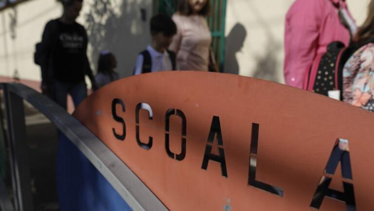 Decizia conducerii celei mai mari școli din București, anulată: Părinții contestă programul elevilor