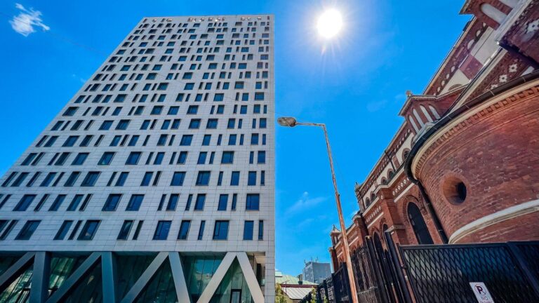 Demolarea Cathedral Plaza pe repede inainte