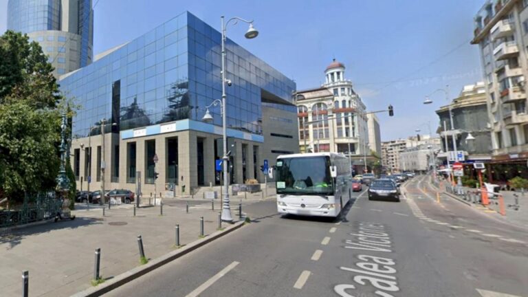 Se demoleaza sediul BCR de pe Calea Victoriei