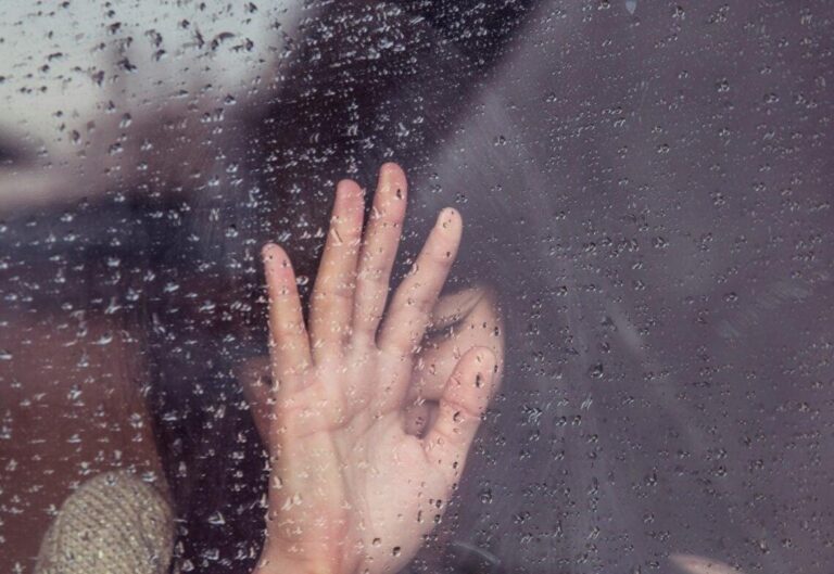 Firmele care angajează victime ale violenței domestice și ale traficului de persoane pot primi lunar 2.250 de lei