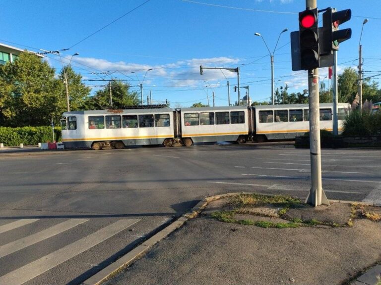 Incident pe strada Răzoare: Vagon STB blochează intersecția