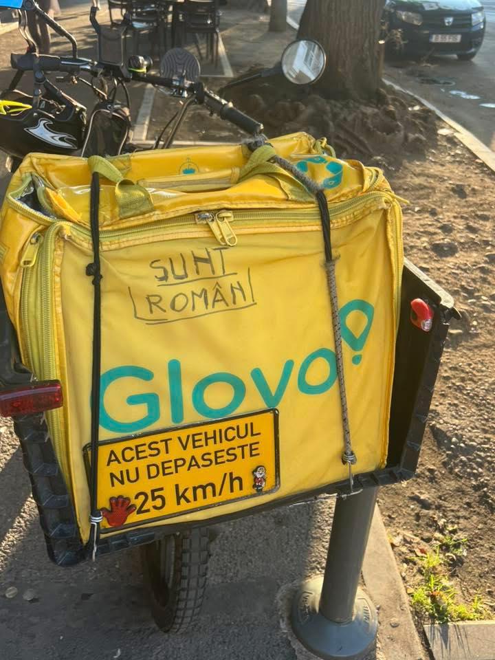 Livratorii își marchează gențile cu mesajul ‘Sunt român’ pentru a se apăra de agresiuni