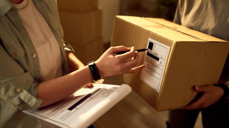 Peste 500 de angajați neînregistrați descoperiți la o firmă de curierat din București, sancționată cu 200.000 de lei