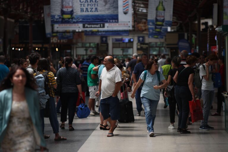 Prețul apei plate ar putea fi plafonat în gările și aeroporturile Capitalei, dar și la metrou