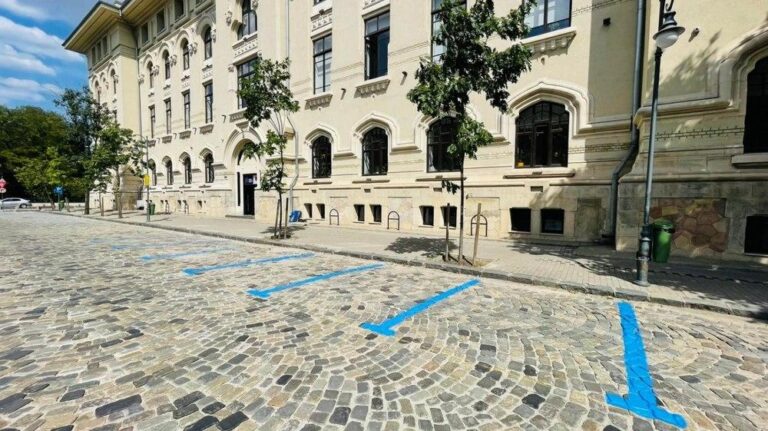 Primăria Capitalei are de recuperat 779 de milioane de lei din amenzi de parcare neplătite. De ce nu poate identifica proprietarii mașinilor