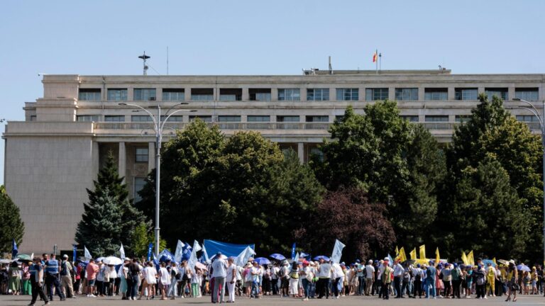 Protest al angajaților din administrațiile publice față de reducerea personalului, luni, în Piața Victoriei. De aici vor pleca în marș spre Parlament