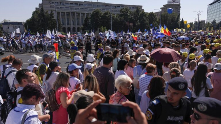 Protest al studenților în Piața Victoriei împotriva măsurilor guvernamentale