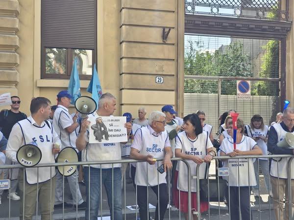 Protest de 24 de zile la Ministerul Educației: Educația nu poate fi ignorată!