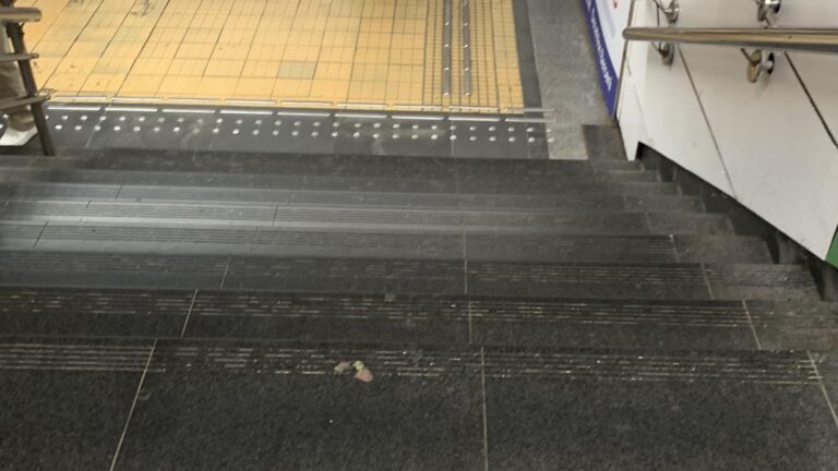 Provocările accesibilității la metroul din București pentru persoanele cu dizabilități