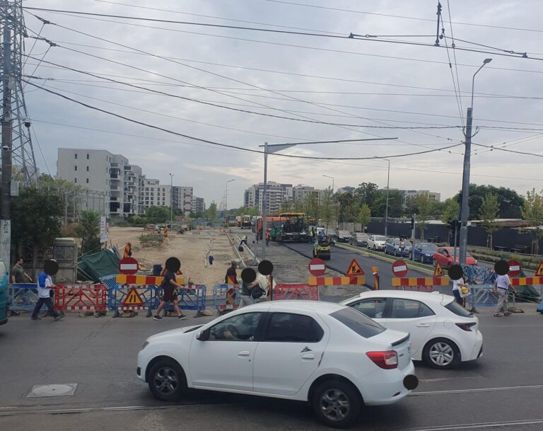 Se finalizează lucrările pe Drumul Valea Largă din Sectorul 6, unde se toarnă asfaltul