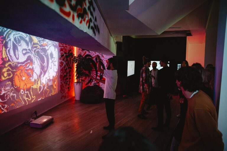 Spectacol de lumină, tehnologie și inteligență artificială, la Casa Presei. RADAR, festivalul futurist, este în acest weekend, în București. Marile atracții și programul