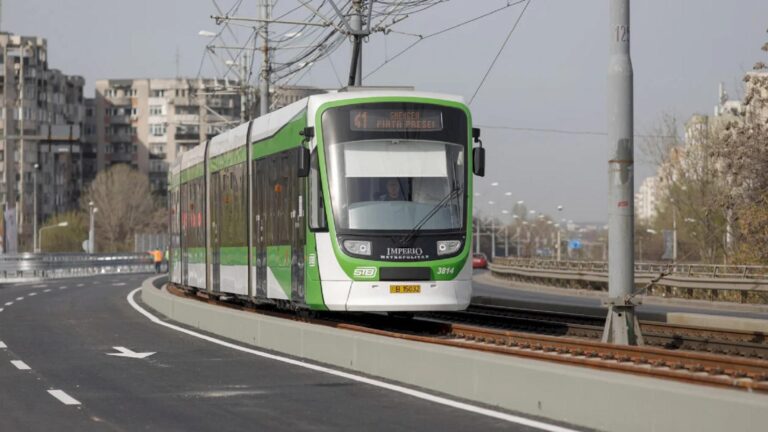 Sute de bucureșteni și-au început ziua în stația unde tramvaiul nu mai vine