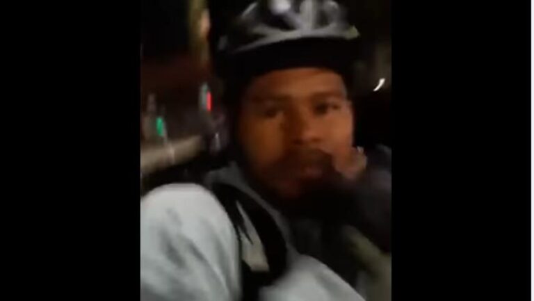 Tânărul care a agresat un livrator asiatic în București solicită cercetarea în libertate, judecătorii urmează să decidă