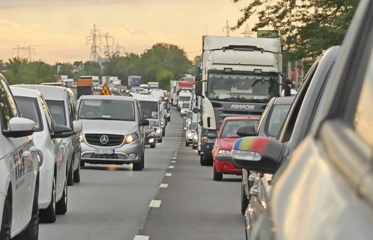 Trafic infernal pe A1: 2 kilometri în 40 de minute