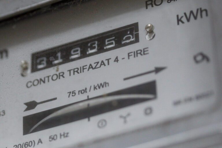 Trei furnizori de electricitate au scăzut prețul sub 1,3 lei pe kWh