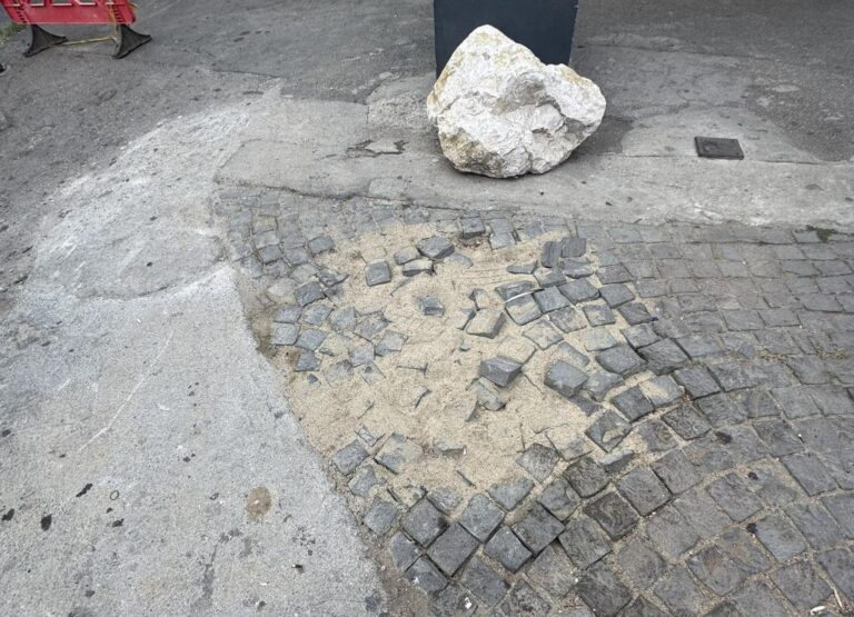 Trotuar complet distrus după niciun an de la reabilitare în Piața Domenii