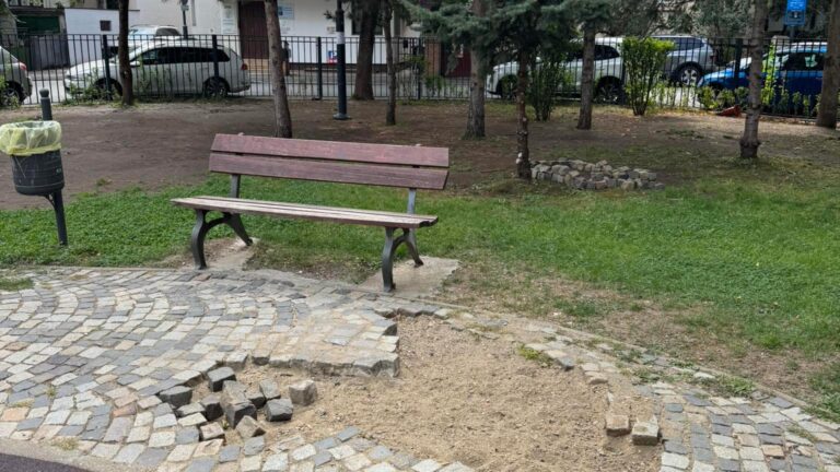 Trotuar deteriorat lângă locul de joacă din Parcul George Călinescu, București