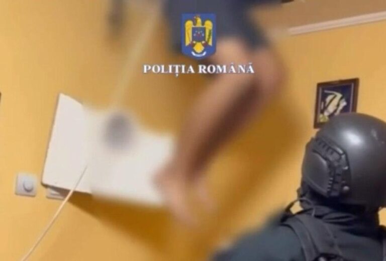Un bărbat urmărit național, găsit ascuns în tavan de mascați: „Acum ieși sfară!”