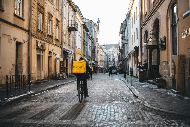 Un livrator din București intervine pentru a ajuta un tânăr agresat pe stradă