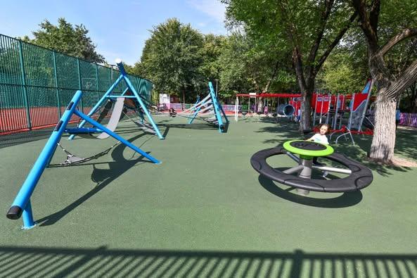 Un nou loc de joacă a fost inaugurat în Parcul Marin Preda din Giulești