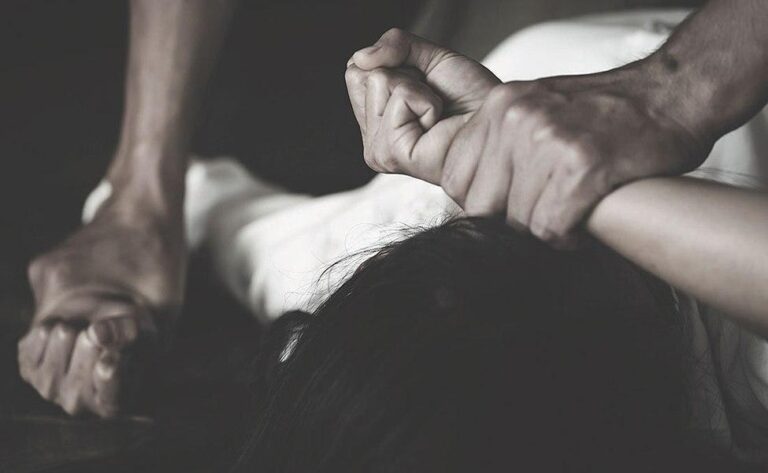 Un tânăr de 20 de ani a fost arestat după constrângerea unei minore la relații sexuale