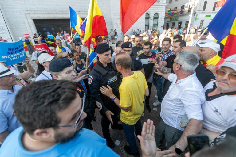 Zeci de asociaţii civice solicită monitorizarea manifestaţiei anti-migranţi de marţi