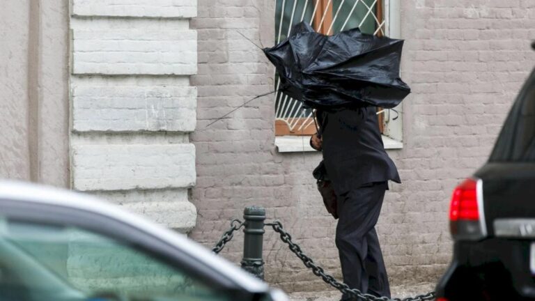 ALERTĂ METEO | Un nou ciclon traversează România, ANM anunță vreme severă. În București se reîntorc ploile, frigul și vijeliile, potrivit prognozei speciale