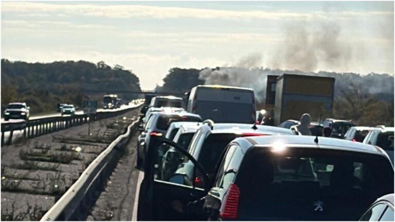Accident cu incendiu pe Autostrada București – Pitești A1. Martor: Sunt cozi de mașini de 2 kilometri pe sensul spre Capitală