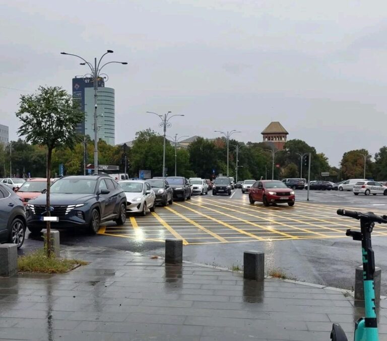 Ambuteiajele din Piața Victoriei: O măsură de fluidizare care nu dă roade