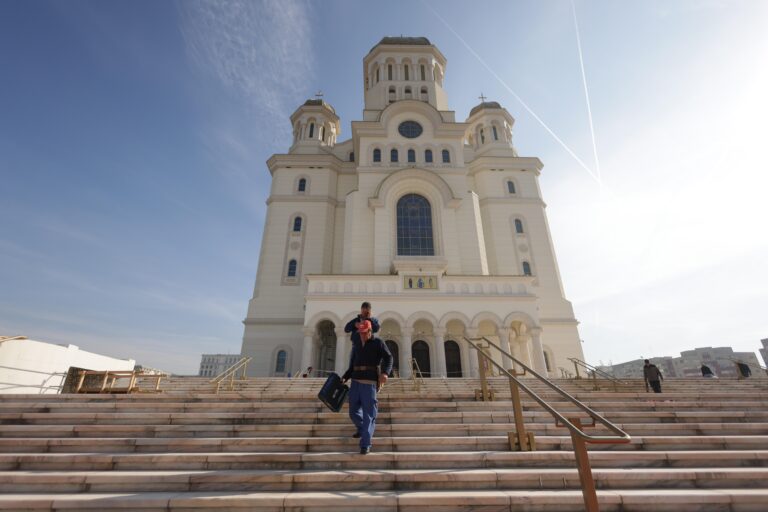 Autocare cu pelerini, în drum spre Catedrala Națională. Cel mai mare lăcaș ortodox din lume se deschide cu o serie de recorduri
