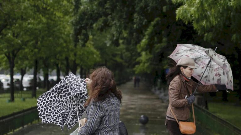 Avertizare METEO: Cod portocaliu de vânt puternic în București și condiții meteorologice severe în alte județe