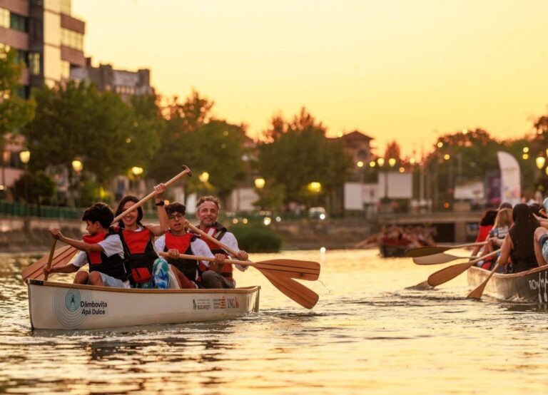 Bucureștenii pot admira orașul din canoele Dâmbovița Apă Dulce, în weekend 🚣🏻‍♀️