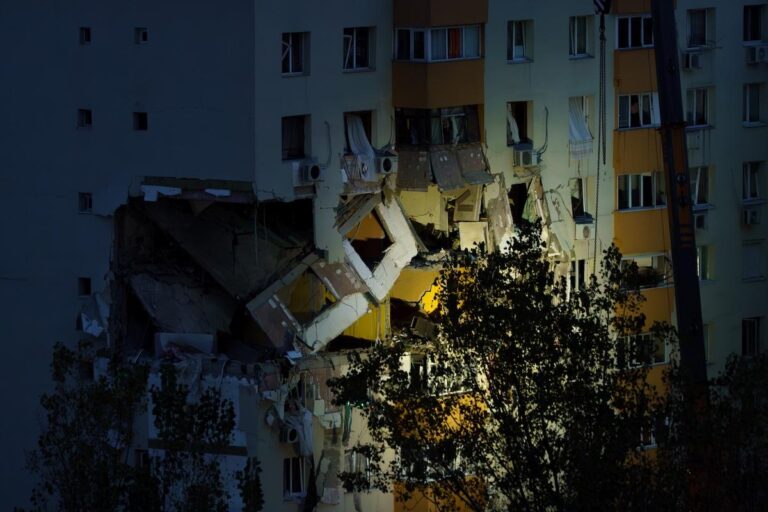 Bujduveanu propune reconstrucția blocului din Rahova pentru locatari