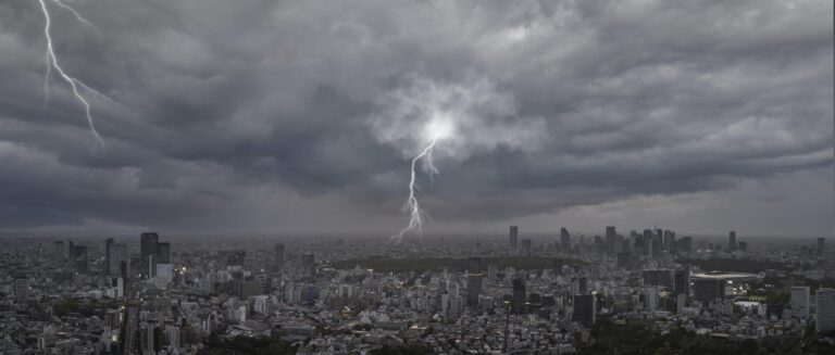 Ciclonul Barbara aduce cod roșu de ploi și vijelii în București și zona metropolitană