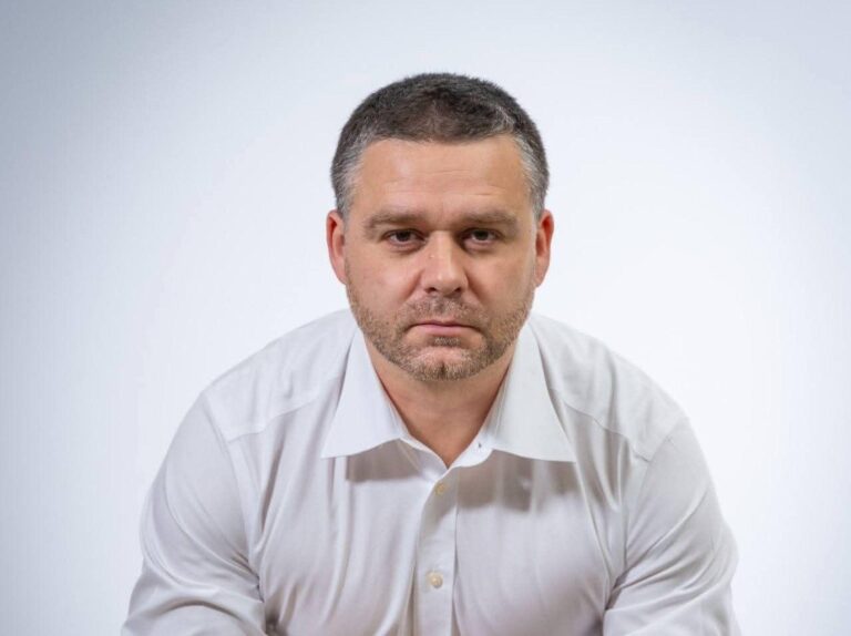 Ciucu, cu o expresie serioasă, se consideră ținta principală a atacurilor „mizerabile” pe rețelele sociale