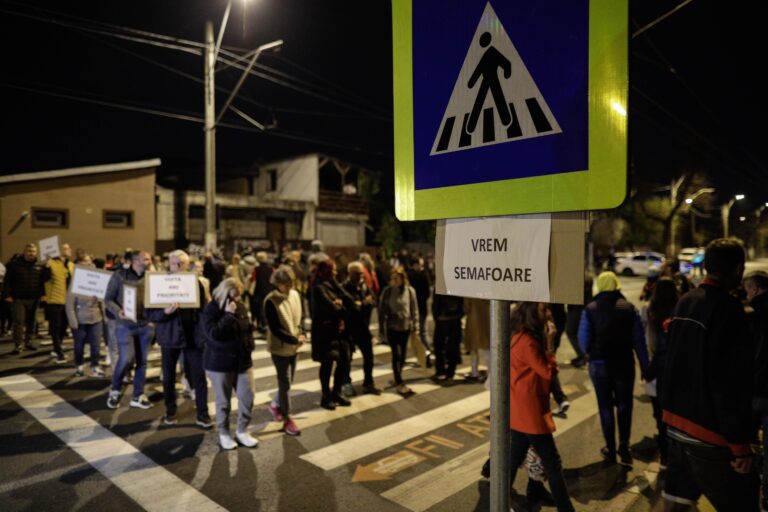 Compania de Trafic achiziționează stâlpi de semaforizare la prețuri de 6.500 € fiecare, în timp ce Primăria Capitalei întârzie iluminarea trecerilor de pietoni