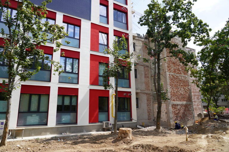 Rețeaua școlară din București. Stadiul modernizărilor – comparație intre sectoare