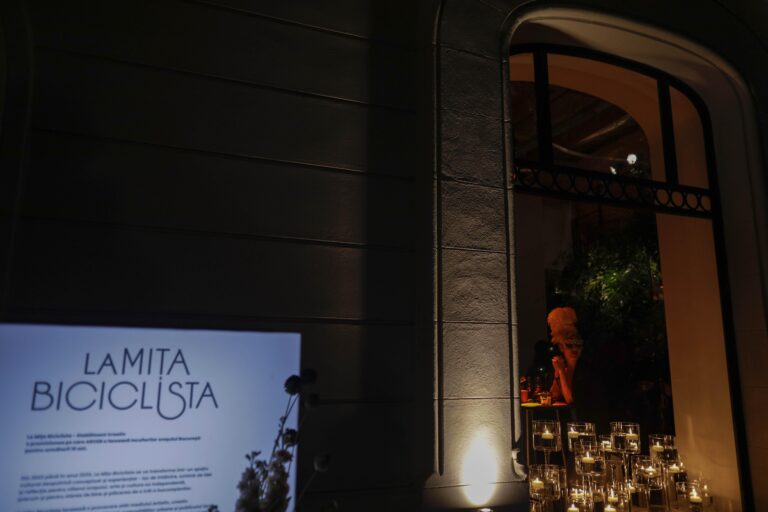 Expoziție-eveniment la Mița Biciclista: Întâlniri. Sau cum se naște o lume nouă