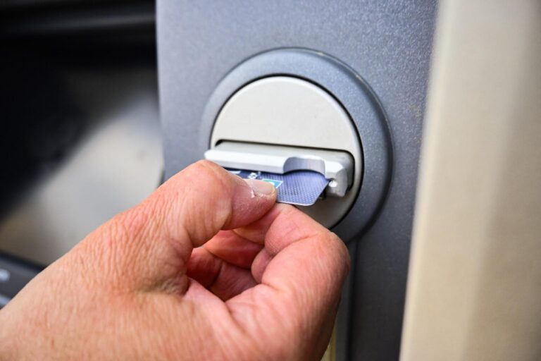 Fuziunea băncilor: Clienții First Bank trebuie să fie pregătiți