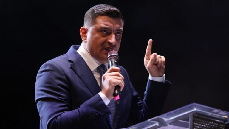 George Simion solicită intervenția SPP după vandalizarea bannerelor AUR