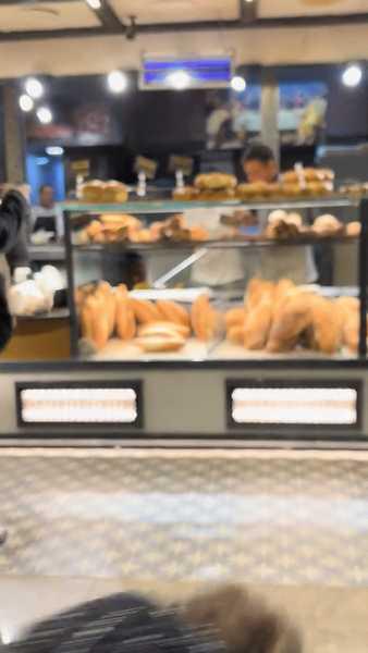 Incident alarmant într-o brutărie din București: un șobolan surprins în vitrină