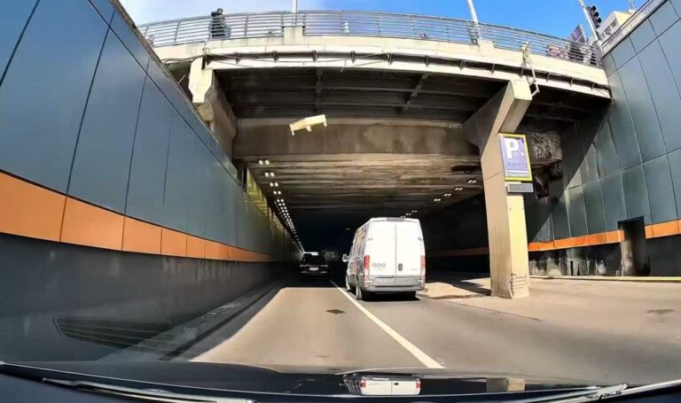 Incident la pasajul Obor: O femeie aruncă obiecte în mașini