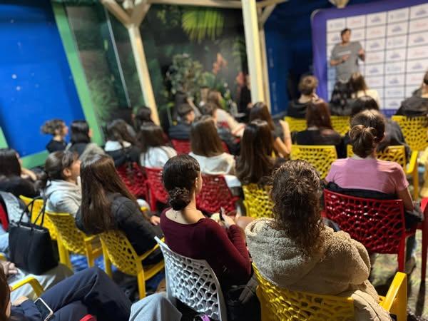 Întâlnirile de comunitate continuă cu entuziasm!