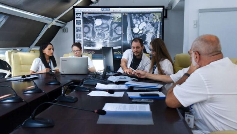 Intervenție chirurgicală minim invazivă pentru un pacient cu o afecțiune gravă