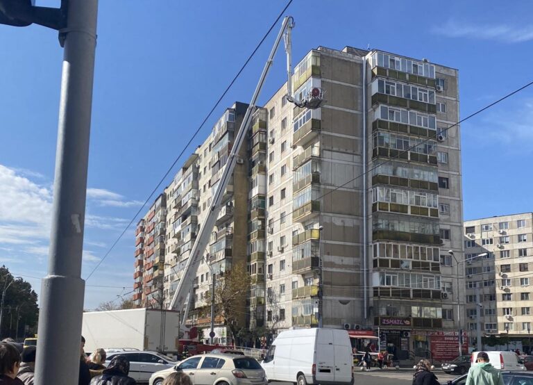 Intervenție de urgență în Rahova din cauza tencuielii căzute