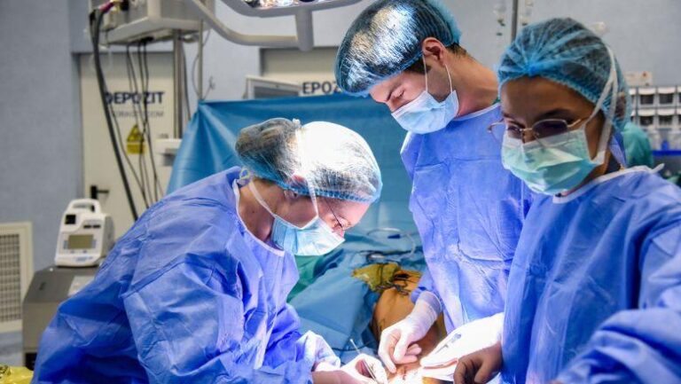 Intervenții medicale salvatoare pentru o femeie cu risc de amputare