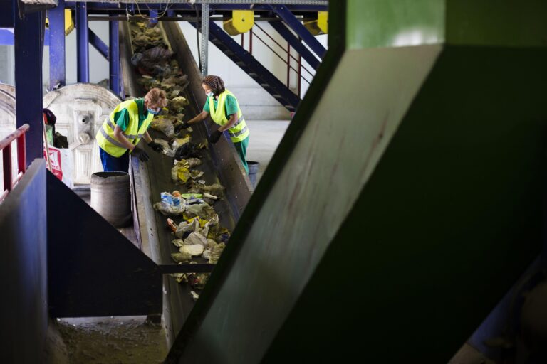 Licitație de peste 4 milioane euro pentru sortarea deșeurilor reciclabile în Sectorul 4