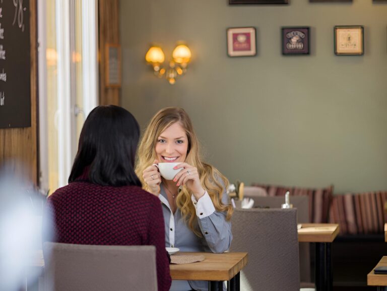 Locuri ideale pentru ieșiri cu prietenele în București, după 40 de ani