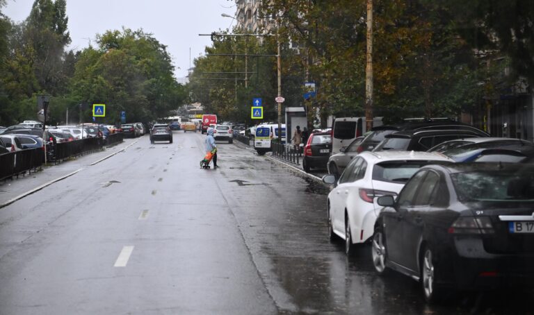 Măsuri speciale după emiterea codului roșu de ploi în București: „Evitarea parcării în apropierea canalizărilor sau în dreptul gurilor de scurgere”
